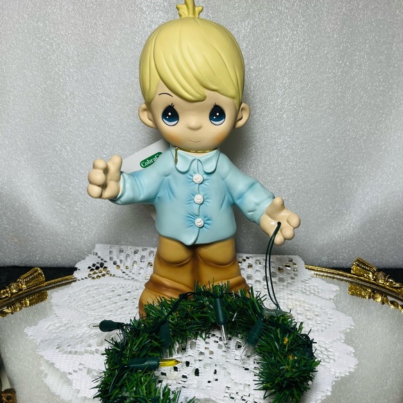 Precious Moments Large Holiday Boy With light up Wreath - Picture 5 of 9
